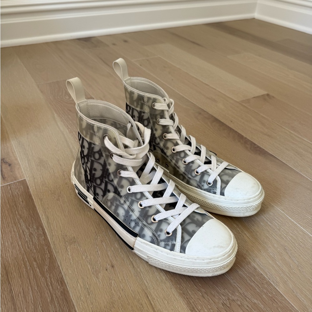 Dior B23 HIGH-TOP SNEAKER
WHITE AND BLACK OBLIQUE CANVAS